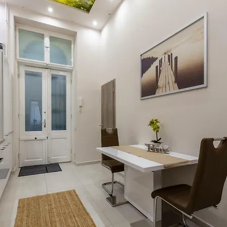 Deluxe Downtown 2 Bedrm, 2 Bathrm Διαμέρισμα Βουδαπέστη
