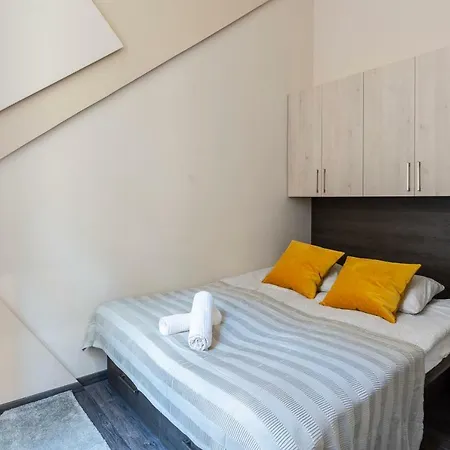 Deluxe Downtown 2 Bedrm, 2 Bathrm Daire